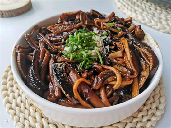 上海本帮菜响油鳝丝，这样做肥美滑嫩，鲜香软糯，家人都爱吃