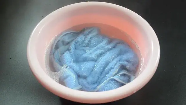 毛巾变硬变黏怎么处理，高温消毒恢复柔软，醋加苏打水去异味